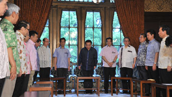 かりゆしウエア姿で閣議に臨む野田佳彦首相（中央）と閣僚たち（2012年６月１日）