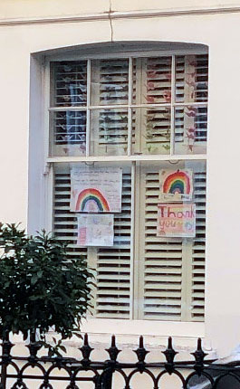 各家庭で子供達が描いたNHSへの感謝の虹の絵