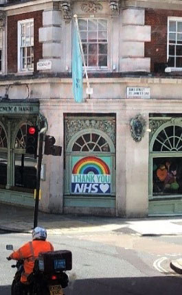 NHSへの感謝の虹のシンボルは街中にも沢山