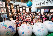 アートワークショップでは、直径1.2mの白い大きな球体に、子どもたちが「20年後の地球」を思い思いに描いた。 ６個の球体は、カラフルな未来の地球へと変身した