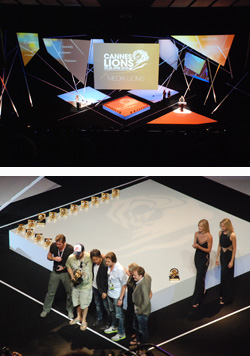 メディアライオンの表彰式（上）、メディアのグランプリに輝いたレオバーネット／オーストラリアの面々（下）