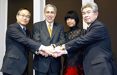 (右から)集英社東田英樹専務取締役、内田秀美氏、マイケル・ゴールデン氏、朝日新聞社和氣 靖常務取締役