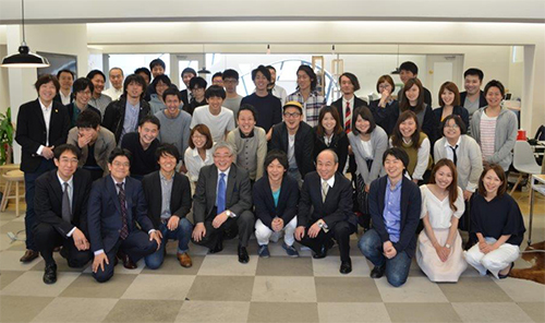 渡辺朝日新聞社長の挨拶の後、写真におさまったサムライト社員と朝日新聞社員