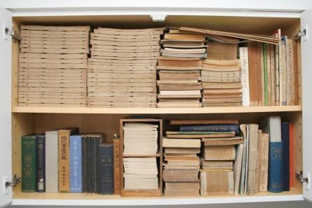 片岡さんのオフィスの書棚には、古い文献がぎっしり