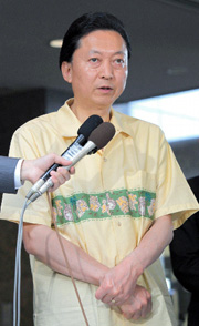 沖縄で「かりゆし」を着た鳩山首相