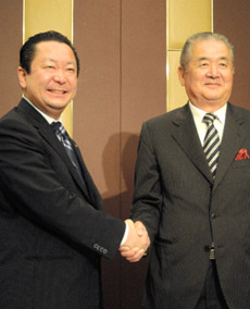 経営統合の発表後、握手をかわす東京スタイルの中島芳樹社長（左）とサンエー・インターナショナルの三宅正彦会長（10月14日、 東京都千代田区）