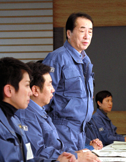 東日本大震災　緊急災害対策本部に臨む菅直人首相(2011年３月15日）