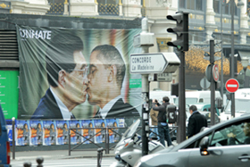 パリの街角に掲げられた広告