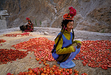 写真家・高木由利子による「プリーツ・プリーズ・トラベル・スルー・ザ・プラネット」より。インド北部のチベット文化圏に属する高地で