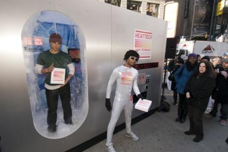 ニューヨークなど世界５都市で行われたグローバルキャンペーン。街角に「ヒートテック　巨大自動販売機」が出現