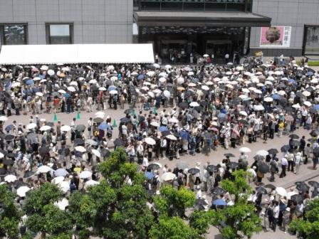 東京国立博物館平成館前には連日長蛇の列ができた＝鈴木写す＝