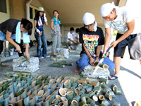学生による竹灯籠の制作