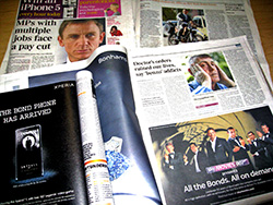 広告や記事で各紙に掲載された 映画「007スカイフォール」