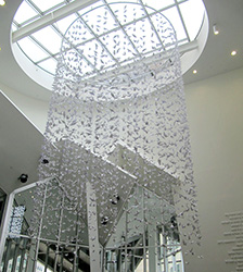 スタタ・センターの吹き抜けに飾られた白い折鶴