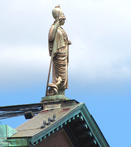 ビルの屋上に立つアテナ像